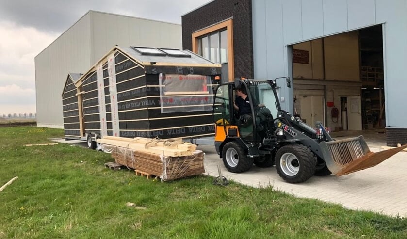 Aannemer Kees Meijer rijdt het tiny house naar buiten.