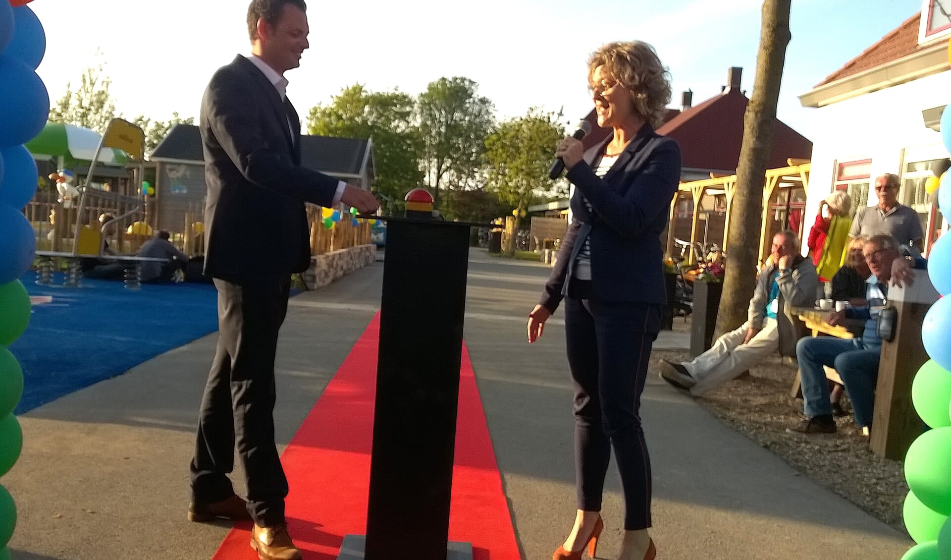 Burgemeester Grootenboer en parkmanager Hoogwerf stellen het spetterbad in bedrijf.