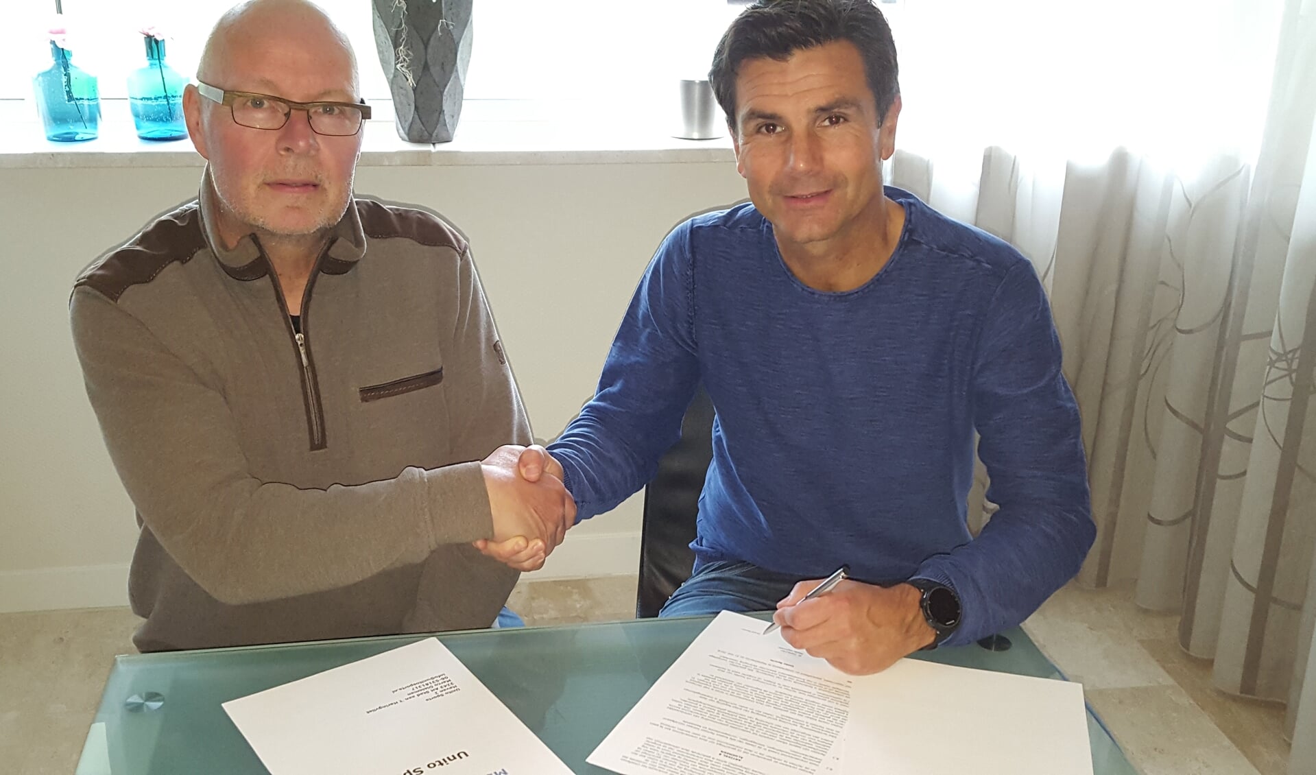Links Jaap Westhoeve, penningmeester MSV&AV Flakkee en rechts Marco Dieleman, partner Unito Sports.