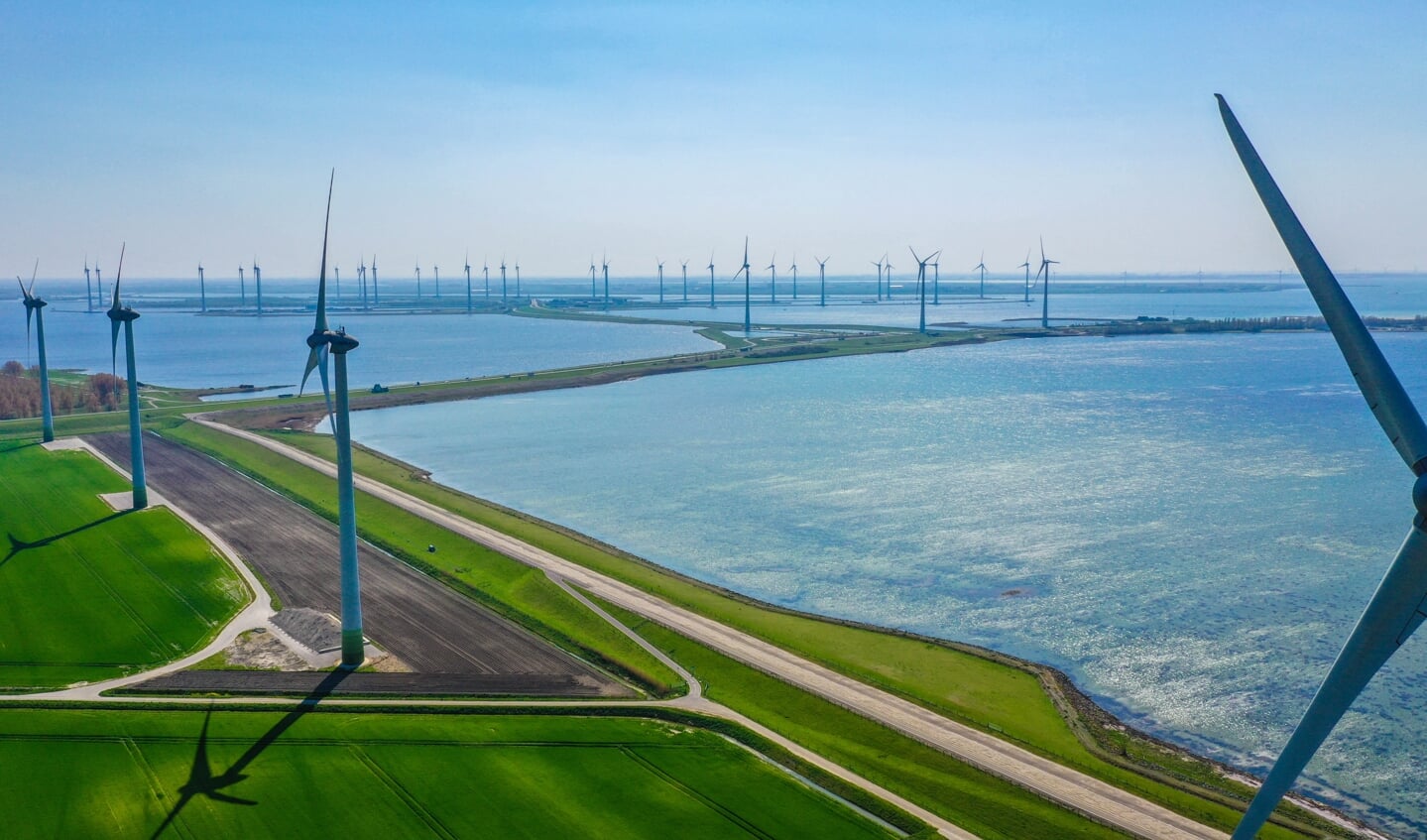 Luchtopname van de windmolens van Windpark Battenoert tussen Oude-Tonge en Nieuwe-Tonge, op de achtergrond is windpark Krammer zichtbaar. Foto: Bjorn Mierop