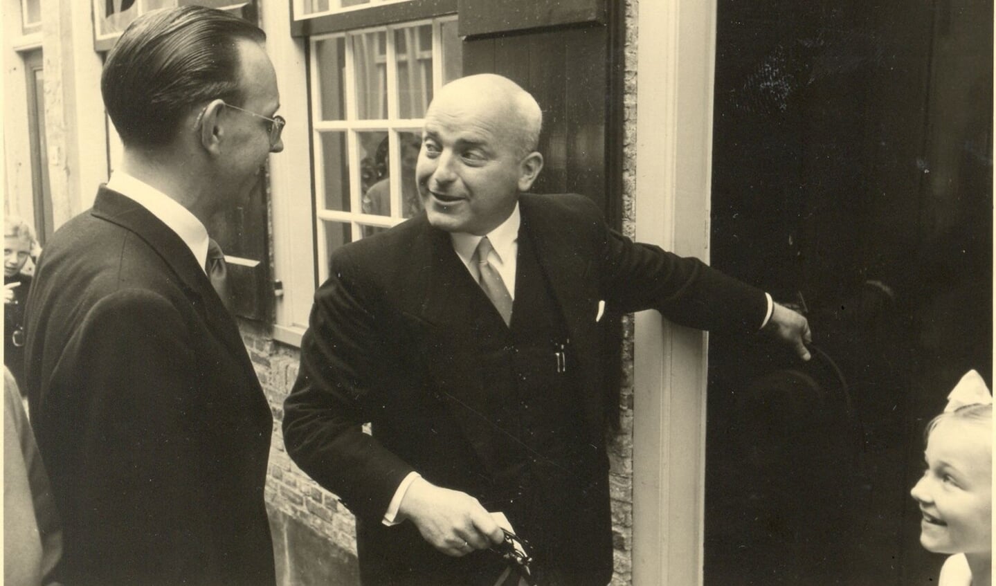 De burgemeester krijgt de sleutel van het museum overhandigd door een dochter van A.J. Kruider. De openingshandeling was op 18 juli 1956.