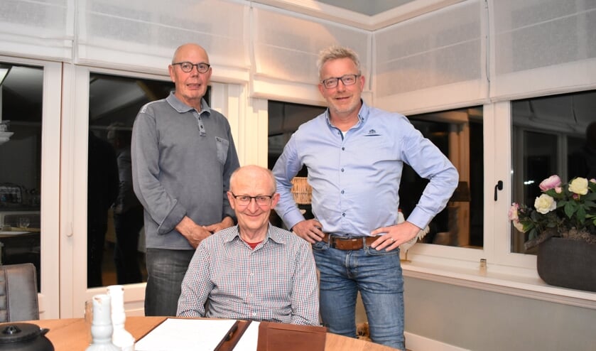 Ies Hartog (links), Adrie Kom (midden) en Kees Lambert zetten zich in voor de leefbaarheid in Oude-Tonge.