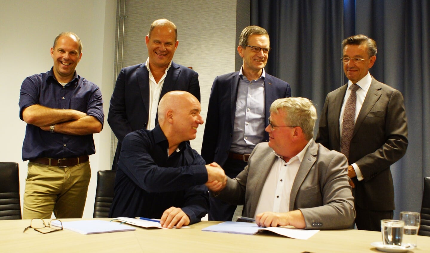 Van links naar rechts: Hans Moors (algemeen directeur van Vaessen Algemeen Bouwbedrijf B.V.) en Peter Feller (wethouder Goeree-Overflakkee, portefeuillehouder Onderwijs). 