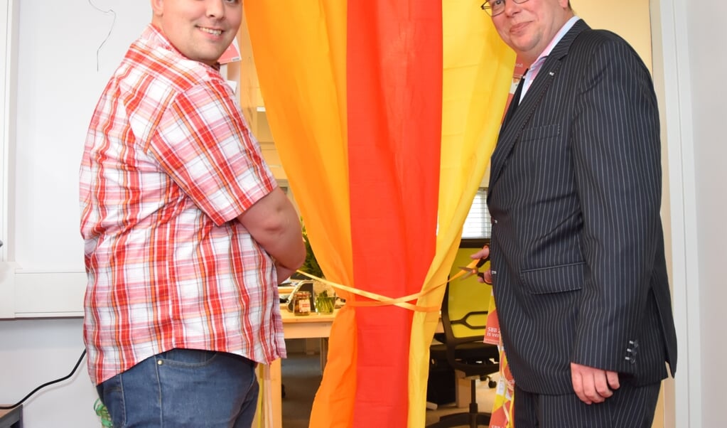 Wethouder Berend-Jan Bruggeman en Michael staan gereed voor de openingshandeling van het kantoor van SBB Zomerland.