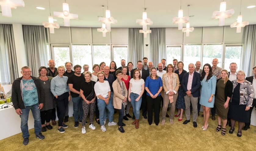 De nieuwe 27 zorgaanbieders hebben het zorgcontract samen met de gemeente Goeree-Overflakkee ondertekend.