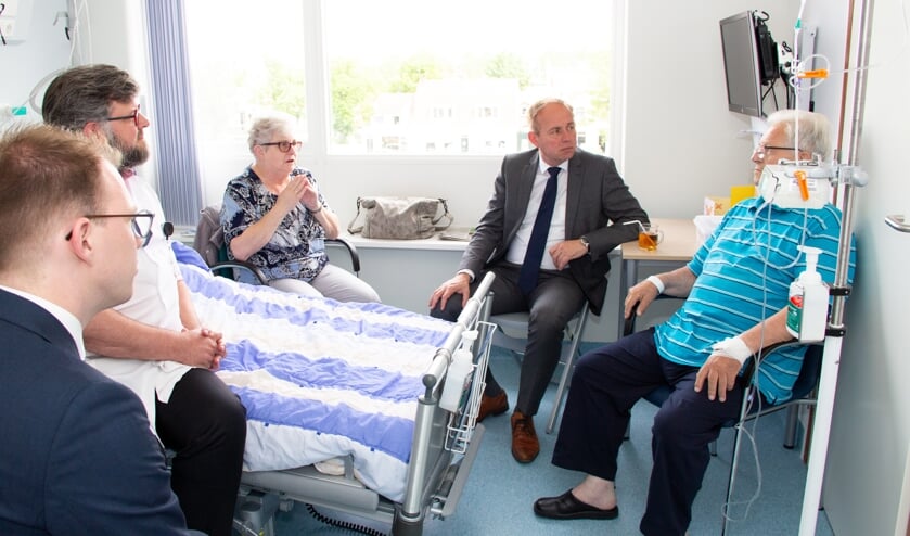 Kees van der Staaij sprak met de Raad van Bestuur, geriater Arends en oudere patiënten. Foto: CuraMare