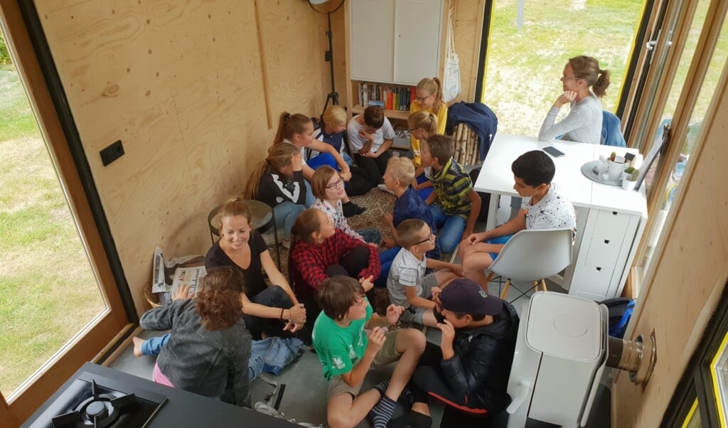 De klas van Mirjam op bezoek in het Tiny House.