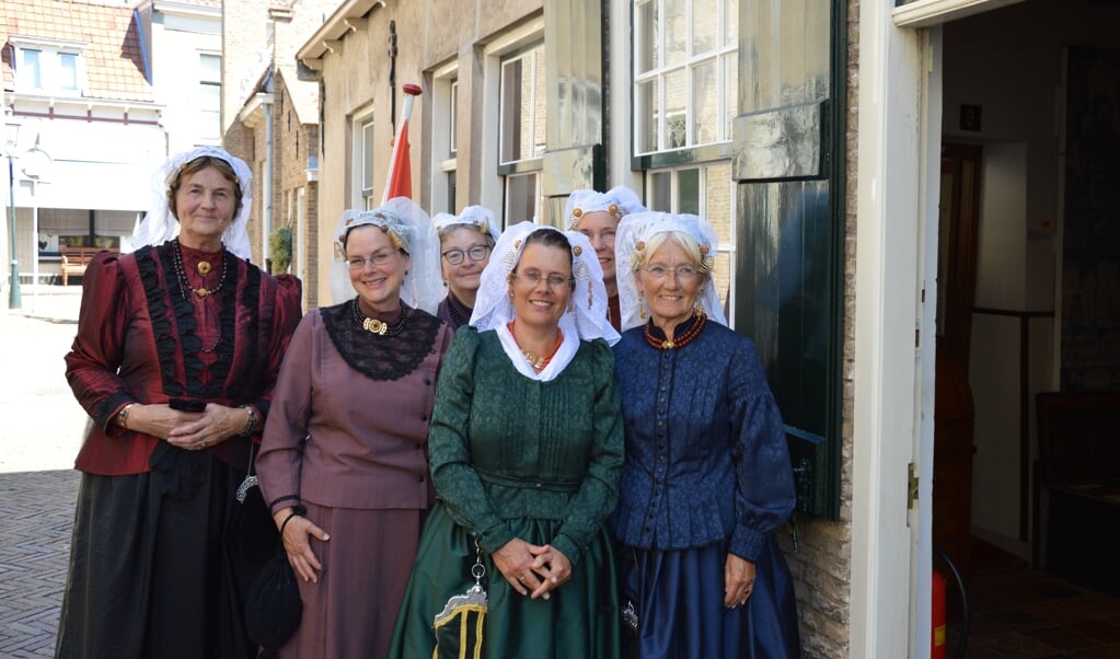 Er waren verschillende vrouwen in klederdracht aanwezig op de jubileumviering. Eén van de bezoekers (niet op de foto) was als 13-jarige ook bij de opening van het Streekmuseum aanwezig.