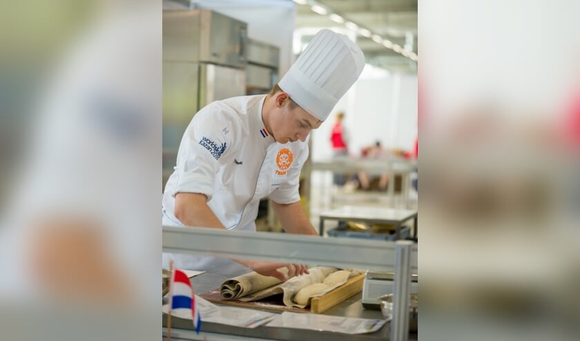 Tim Bienefelt werkt geconcentreerd aan een van zijn producten.