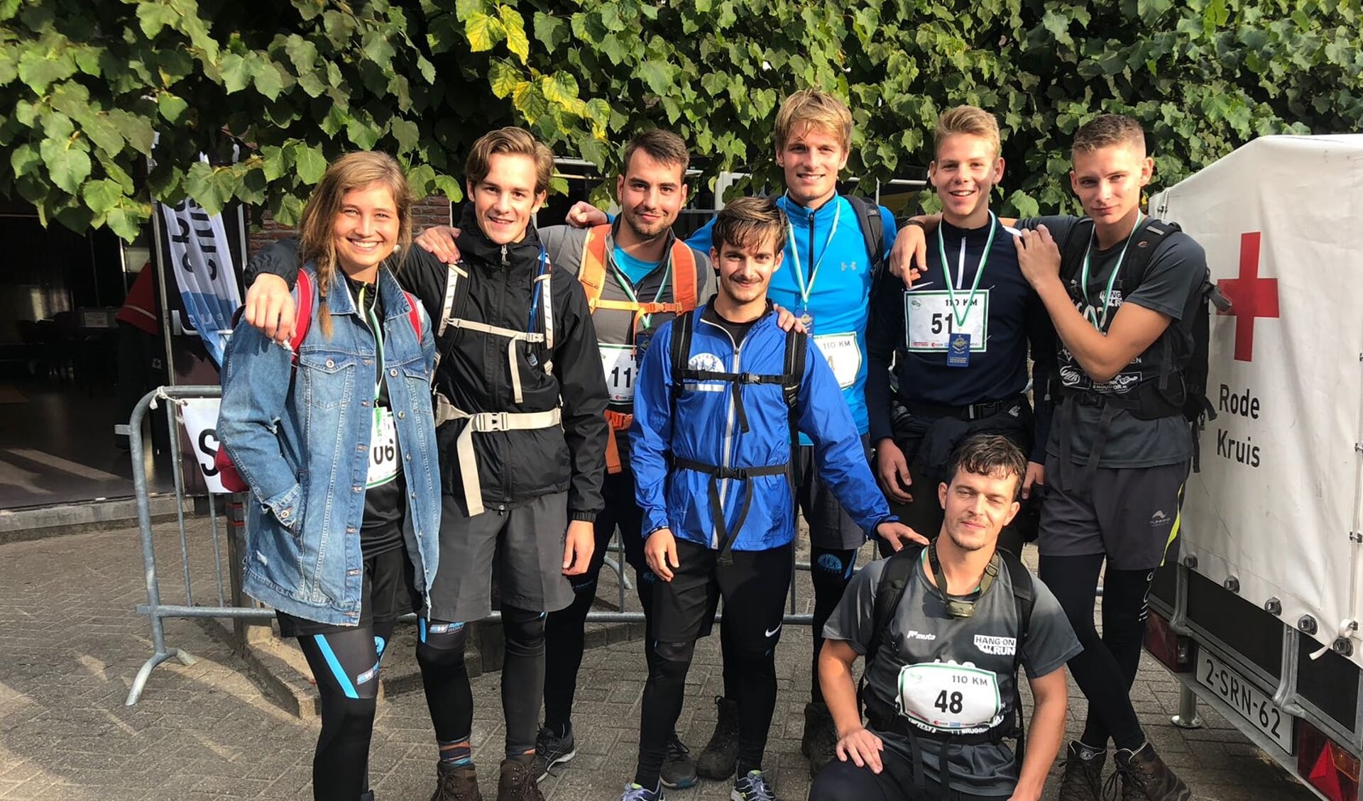 De groep vrienden na de Omloop in 2018. Thon is de persoon in het midden, met de donkerblauwe jas.