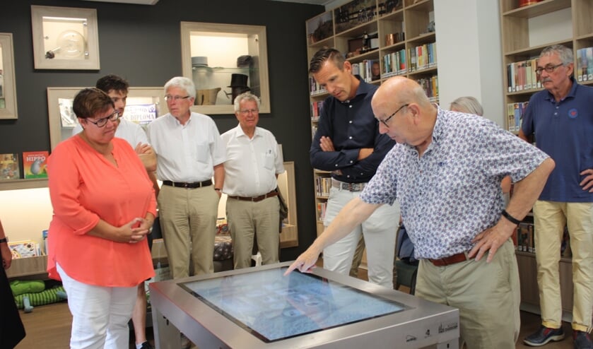 Wethouder Markwat (midden) krijgt uitleg van Pau Heerschap over de inhoud van de touchscreentafel.