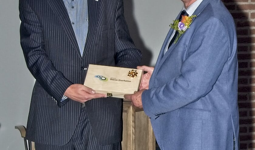 Wethouder Bruggeman overhandigt attentie aan voorzitter Peter Bolkenbaas. Foto: Cor Roon.