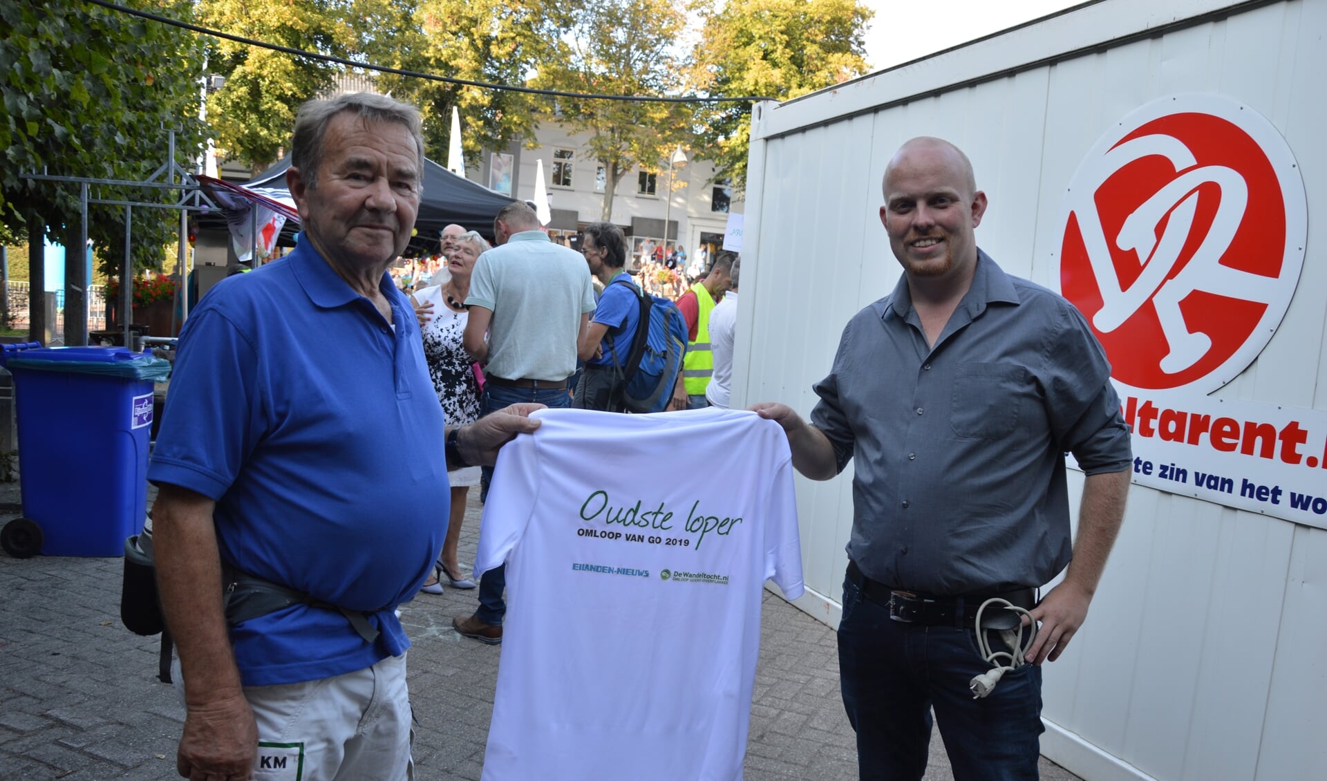 Leen Wielhouwer ontvangt het shirt voor de oudste loper van Harold Sturm van Eilanden-Nieuws.