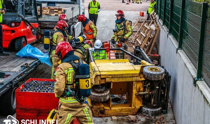 Bij de brandweerwedstrijd moesten de korpsen onder andere een persoon bevrijden die bekneld zat onder de heftruck. Foto: TV Schijndel