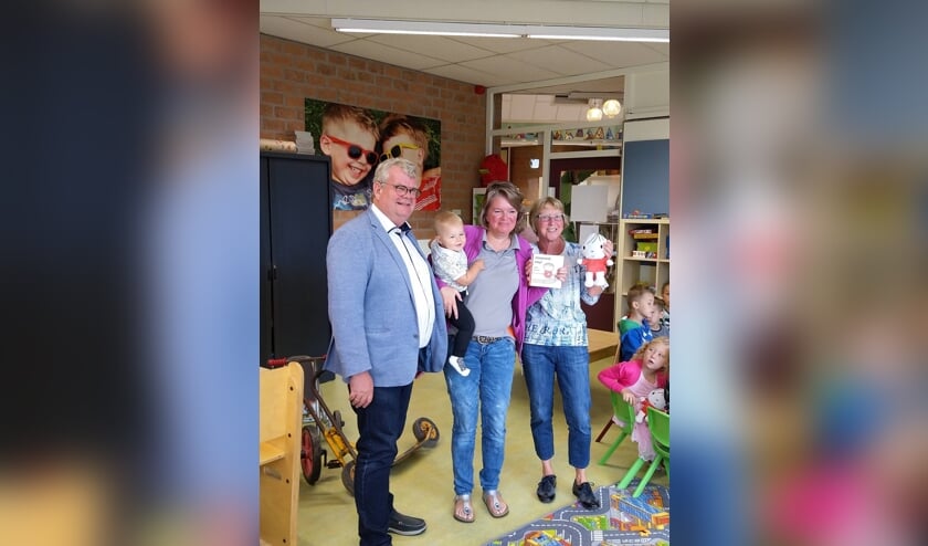 Wethouder Peter Feller heeft de peutermaterialen van Leer in het Verkeer overhandigd.