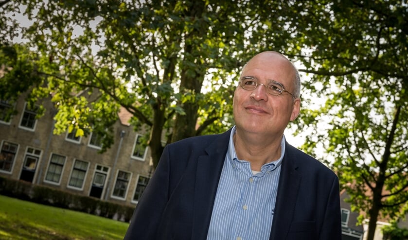 © Wim van Vossen Fotografie - MIDDELHARNIS - Kees van Dam, fractie voorzitter van de SGP neemt afscheid van de politiek en gaat zicht richten op zijn nieuwe functie bij de woningbouwcoorporatie Oost West Wonen