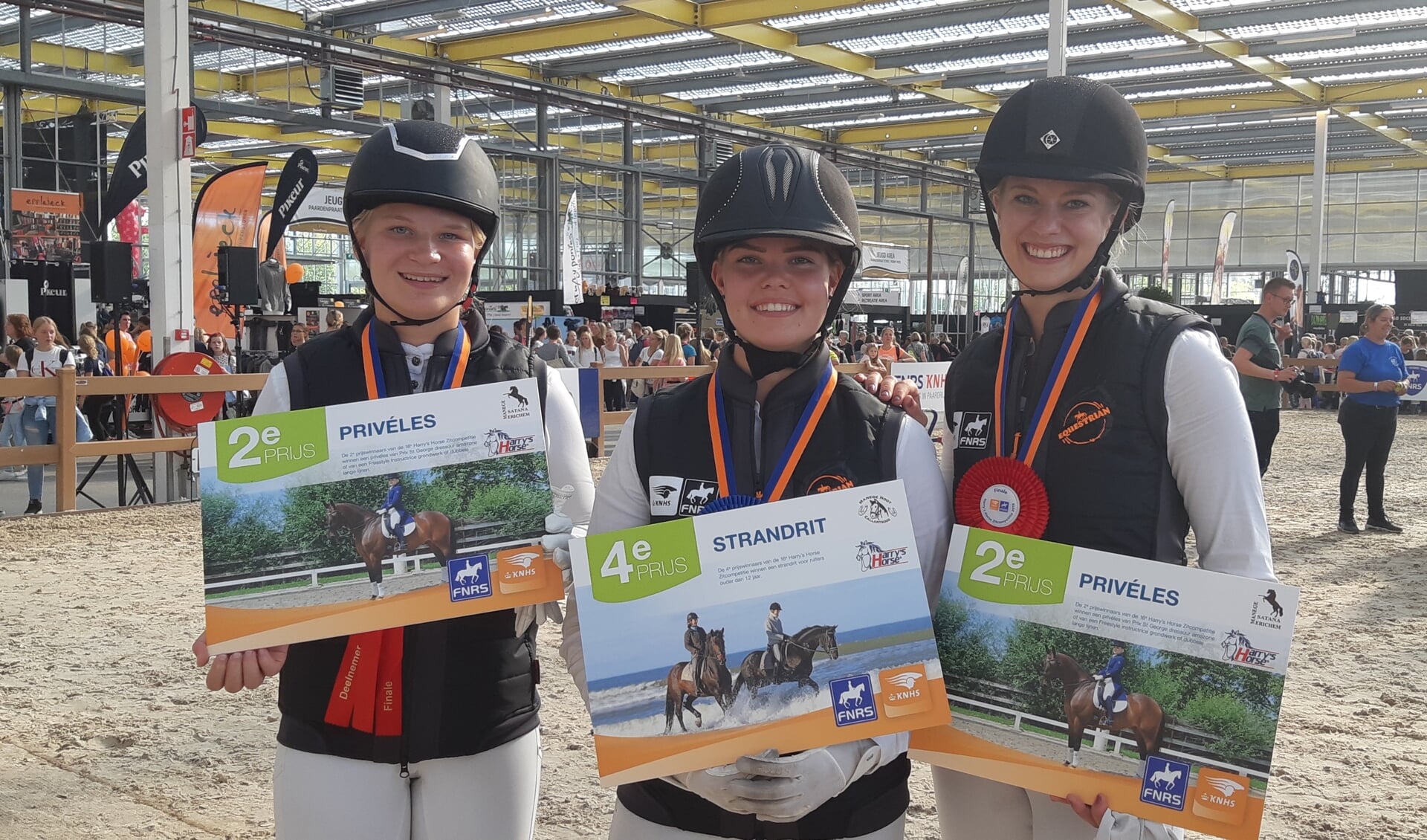 Manege Oostmoerfinalisten op Horse Event 2019. V.l.n.r. Denise Verolme, Saskia Möhrke en Lisa Knops. (foto: Rowena Koster)