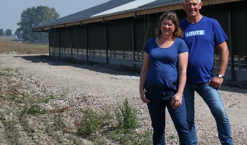 Hanneke en Sjef de Baar hebben ondernemersbloed, daarom bouwden ze een nieuwe, moderne stal. Foto: Eibaar