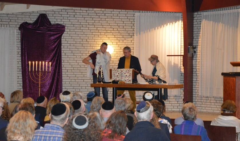 De voorzanger (chazzan), ds. Lingen en Rabbijn Maionah Benima. (v.l.n.r.)