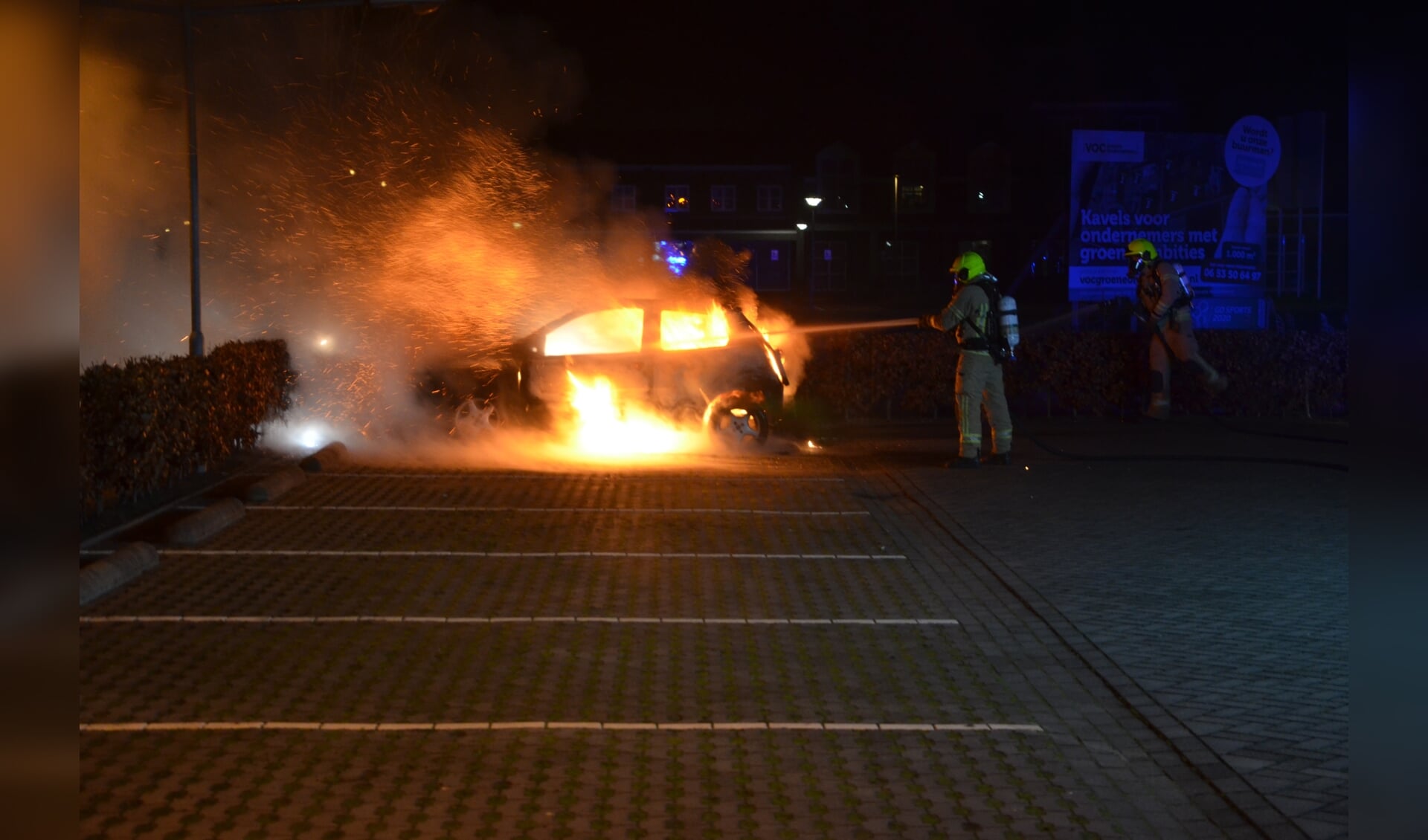 Brandende auto aan de Rottenburgseweg in Middelharnis. Foto: FlakkeeNieuws