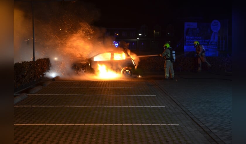 Brandende auto aan de Rottenburgseweg in Middelharnis. Foto: FlakkeeNieuws