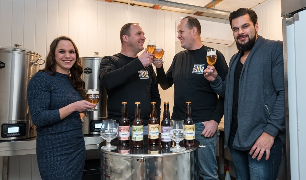 De organisatoren van het Bierfestival en brouwers van Brouwerij Buutegeweun proosten samen. 