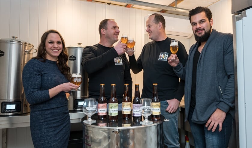 De organisatoren van het Bierfestival en brouwers van Brouwerij Buutegeweun proosten samen.
