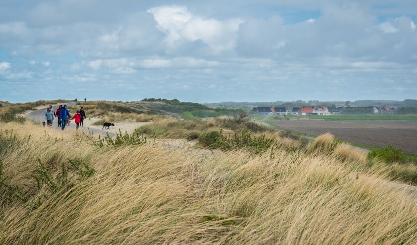 Toeristen in het Ouddorpse duingebied.