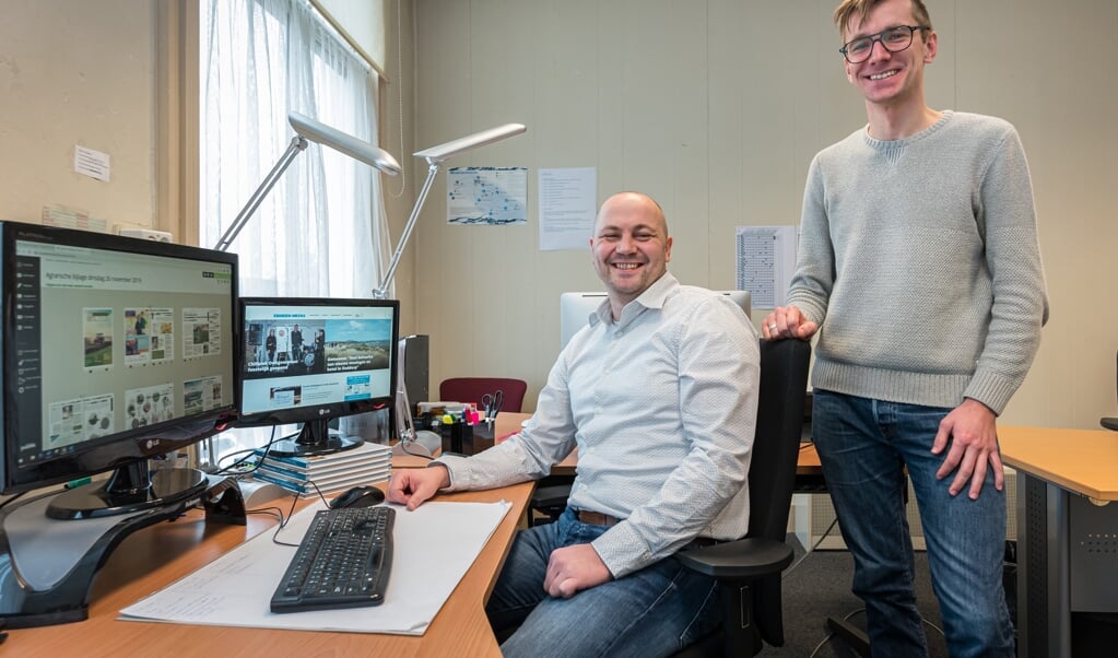 Gert Klok (links) is de nieuwe hoofdredacteur van Eilanden-Nieuws. Martijn de Bonte zwaait af. Foto: Wim van Vossen