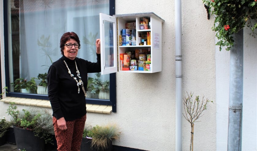 <p>Anneke Rotmans bij het weggeefkastje in Den Bommel (Foto: Mirjam Terhoeve).</p>
