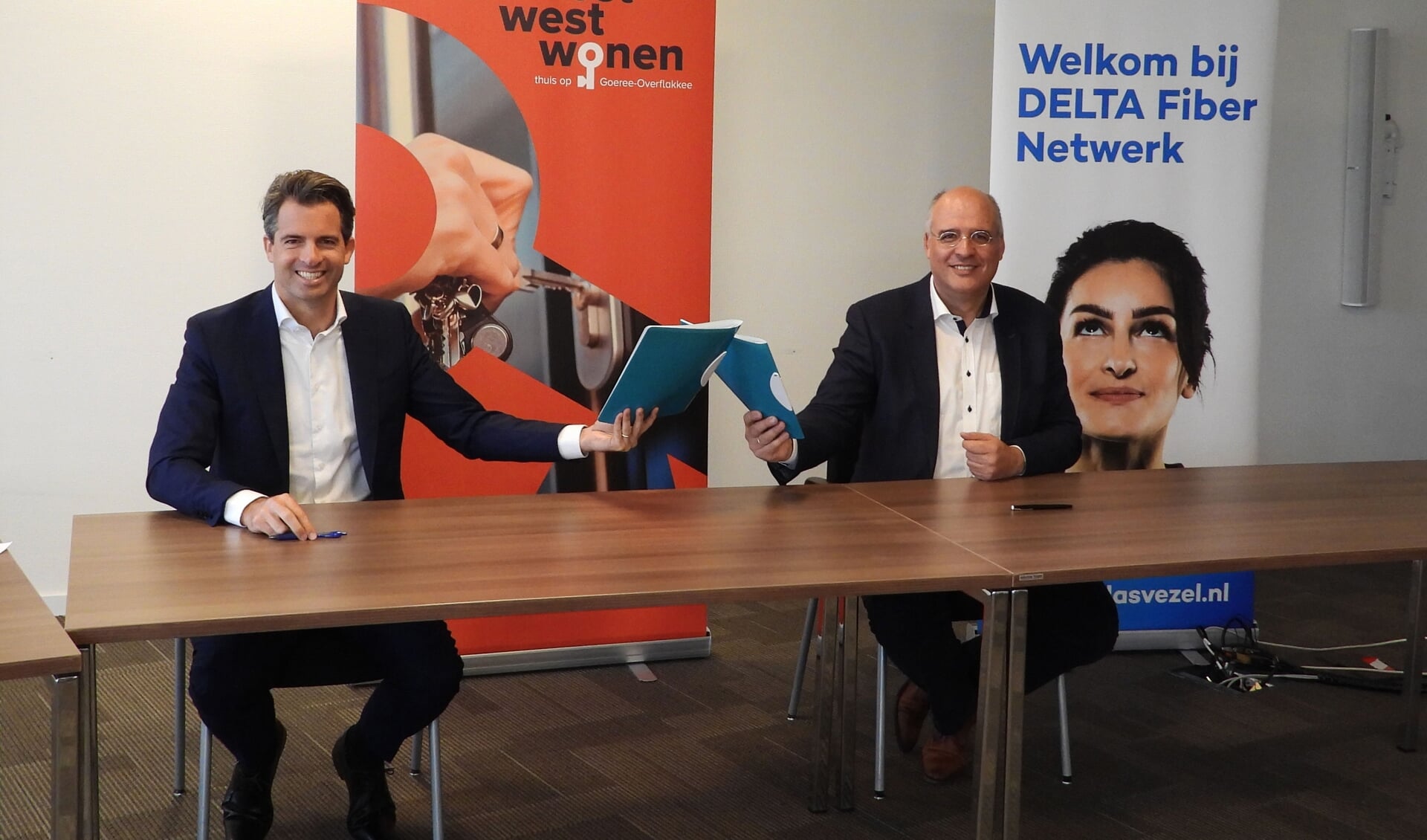 Op de foto van links naar rechts; Michiel Admiraal, DELTA Fiber Netwerk en Kees van Dam, Oost West Wonen. 