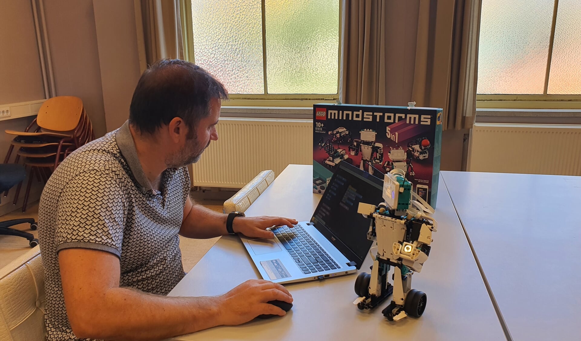 Freek de Vreede van Technieksucces met de gloednieuwe Lego Mindstorms-set, aangeboden door tbp electronics (Foto: pr).