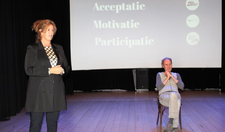Jacqueline Tanis en Kees van Loenen tijdens de bijeenkomst in het Diekhuus (Foto: Mirjam Terhoeve).