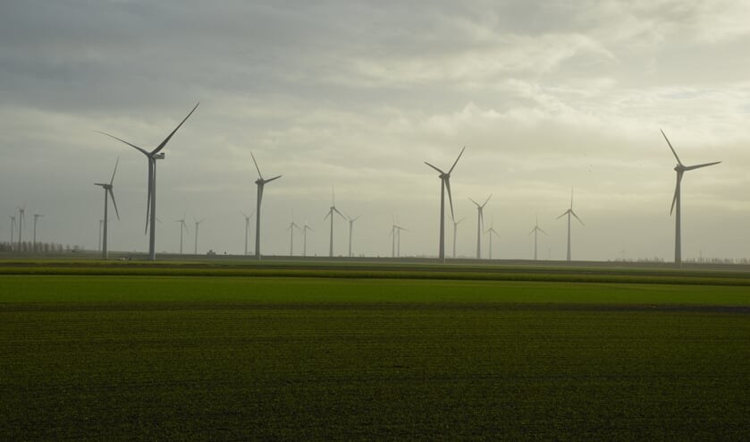 <p>Tussen Oude-Tonge en Nieuwe-Tonge worden momenteel windturbines gebouwd, die volgens critici dus helemaal niet nodig zijn gebleken (Foto: Erwin Guijt).</p>