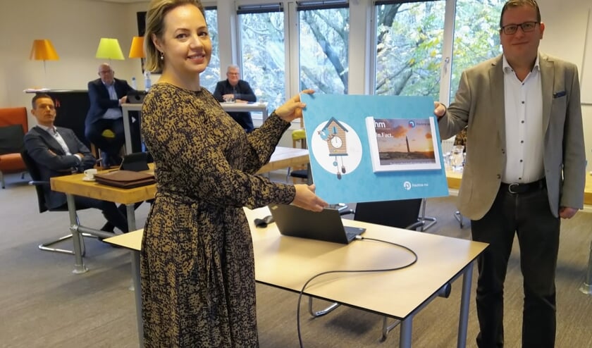 Officiële overhandiging van het rapport door Ilze Timmers (Paulina.nu) aan wethouder Berend Jan Bruggeman.
