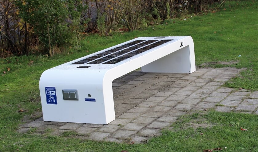 <p>Het slimme bankje bij de sportkooi (Foto: Mirjam Terhoeve).</p>
