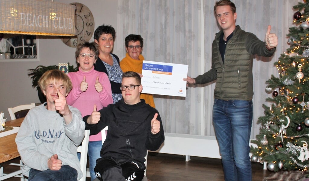 Arno van Vugt (rechts) overhandigt de cheque aan de mensen van het Thomashuis (Foto: Mirjam Terhoeve).