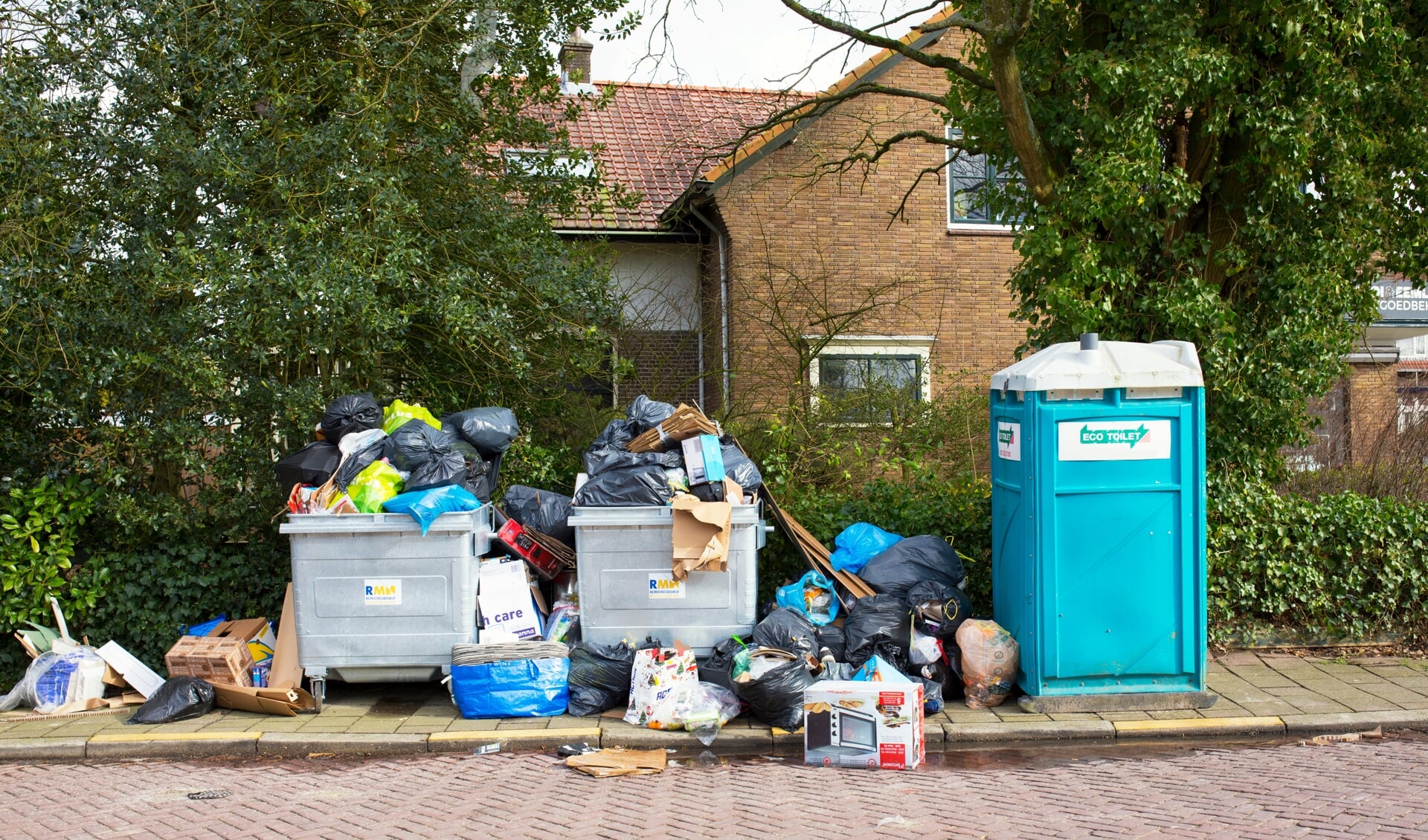 Een van de gevaren van de nieuwe manier van afval inzamelen: restafval dat wordt gedumpt bij containers om zo betaling per zak restafval te ontduiken (Foto: archief Eilanden-Nieuws). 