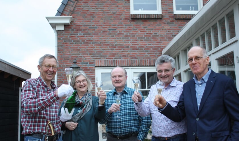 V.l.n.r. Cees Breederland, Akkie Krouwel, Peter Krouwel, Joan Smit en Klaas van der Velde toosten op de lancering van de website.