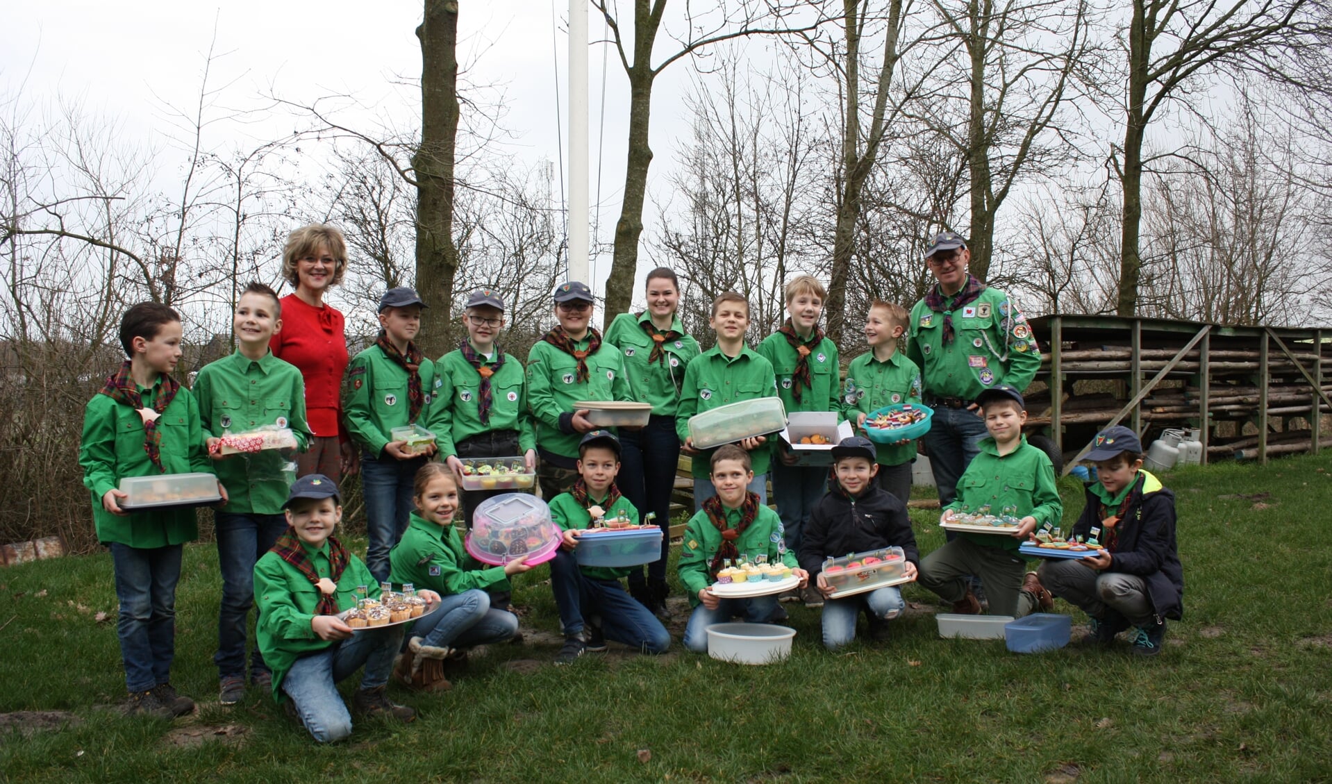 De welpen van Scouting Jan Joosten met burgemeester Grootenboer in hun midden (Foto: Kees van Rixoort).