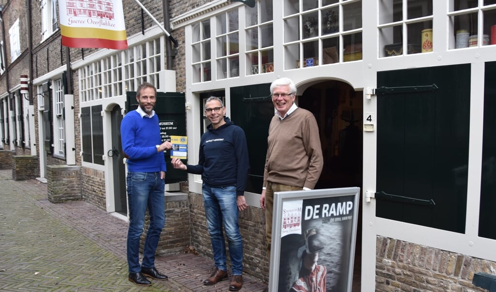 Rudie Heintjes (midden) bij de aftrap van de Goeree-Overflakkee Quiz voor het Streekmuseum. Links Bertrand van den Boogert en rechts Jan Overweel.