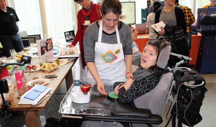 Yrsa zet met een druk op de knop de schilmachine aan het werk, die vervolgens haar appeltje schilt (Foto: Mirjam Terhoeve).
