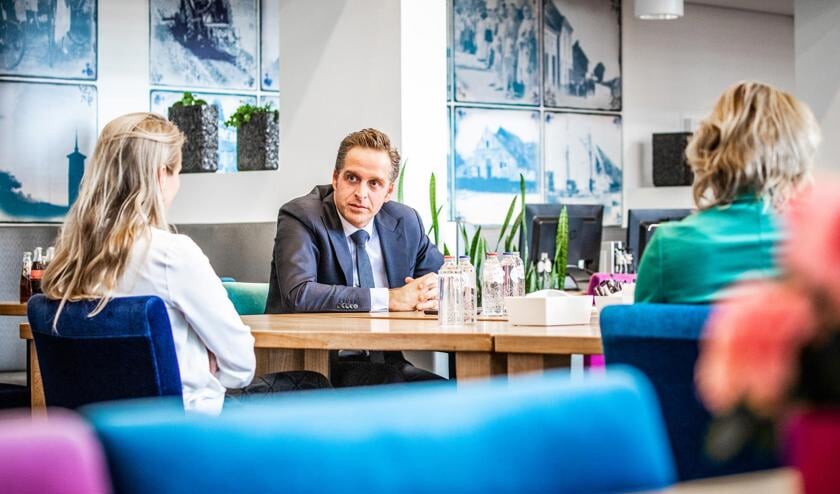 Minister De Jonge in gesprek met mensen van CuraMare (Foto: QPhoto Jeffrey Groeneweg).