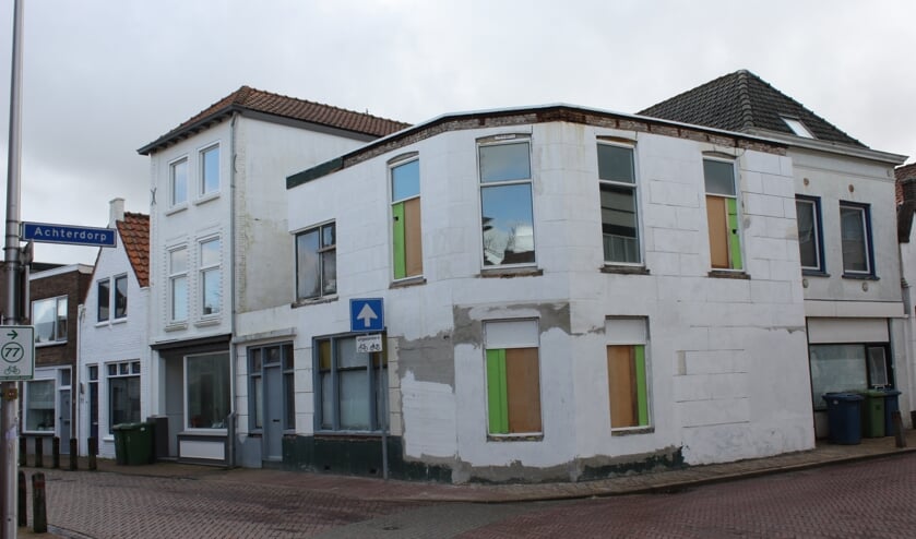 Buren maken zich zorgen over het pand op de hoek Winterstraat-Achterdorp (Foto: Kees van Rixoort).