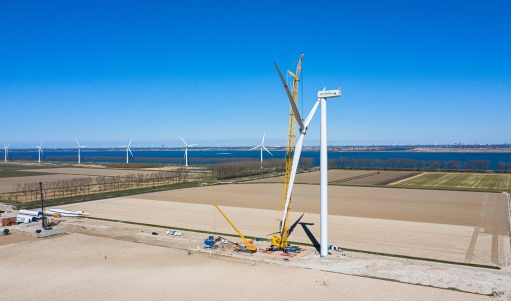 De windmolens van het energiepark in aanbouw tussen Middelharnis en Stad aan 't Haringvliet* (Foto: Bjorn Mierop).