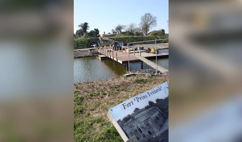 De brug bij het fort is in aanbouw.