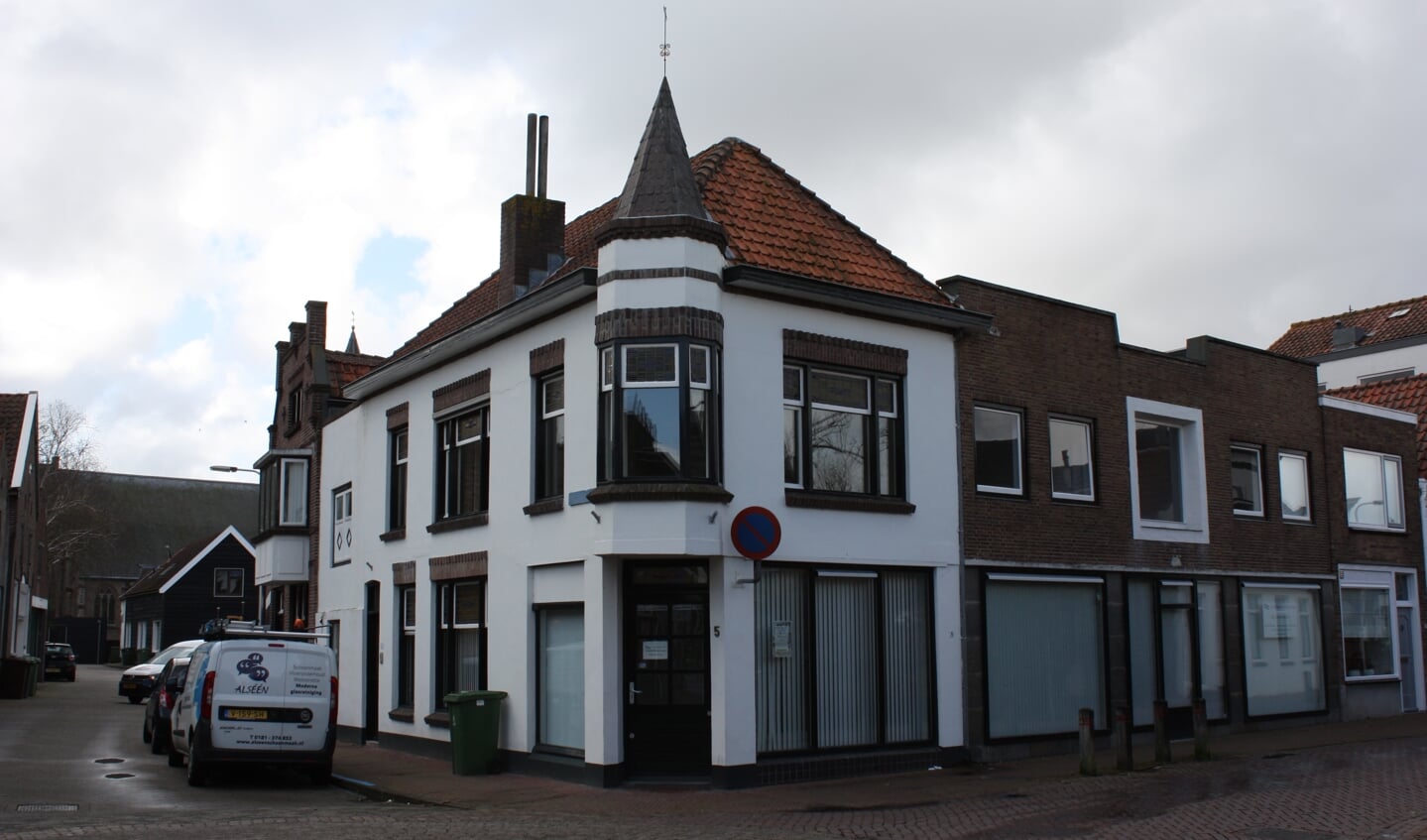 Het voormalige pand van CuraMare op de hoek Winterstraat-Nieuwstraat (Foto: Kees van Rixoort).