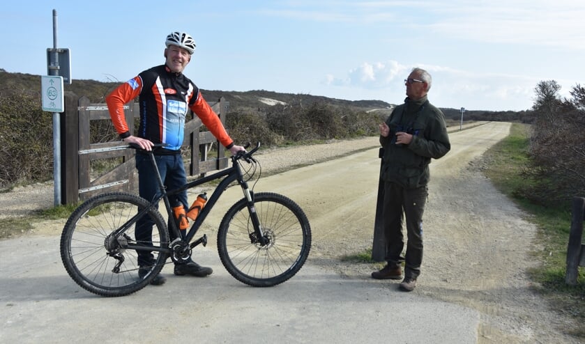 Jaap Santifort (links) en Ted Sluijter bij het startpunt van de mtb-route.