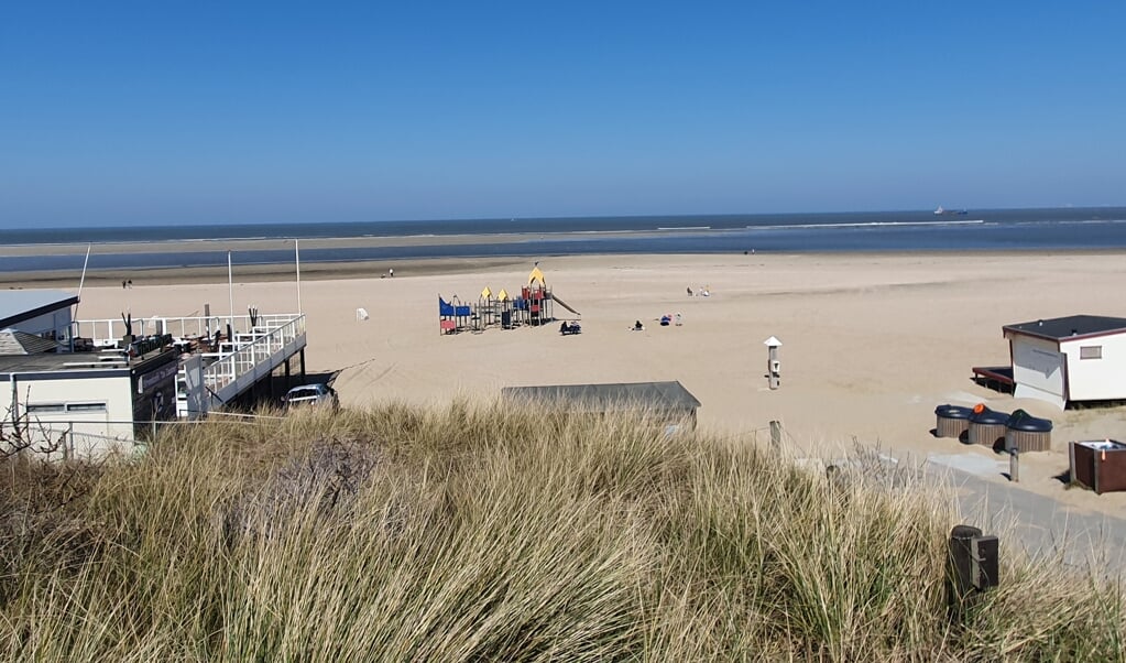 Zo zag het strand bij Ouddorp er afgelopen weekend uit. Toch nam volgens de gemeente de drukte toe en dus gaan de parkeerterreinen dicht (Foto: Jaap Ruizeveld).