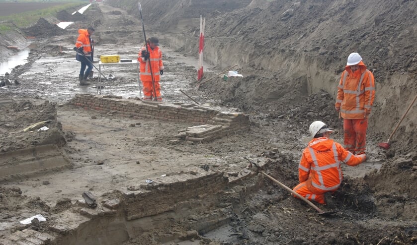 De opgegraven muurresten bij Dirksland (Foto: Rias Olivier).